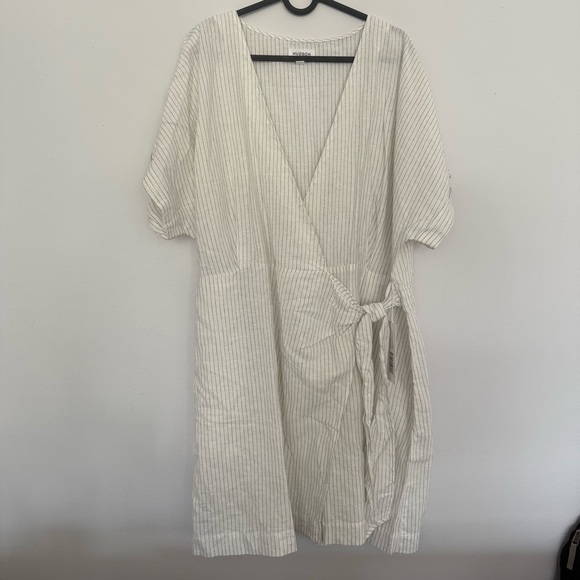Dresses & Skirts - Hudson North White‎ Striped Dress